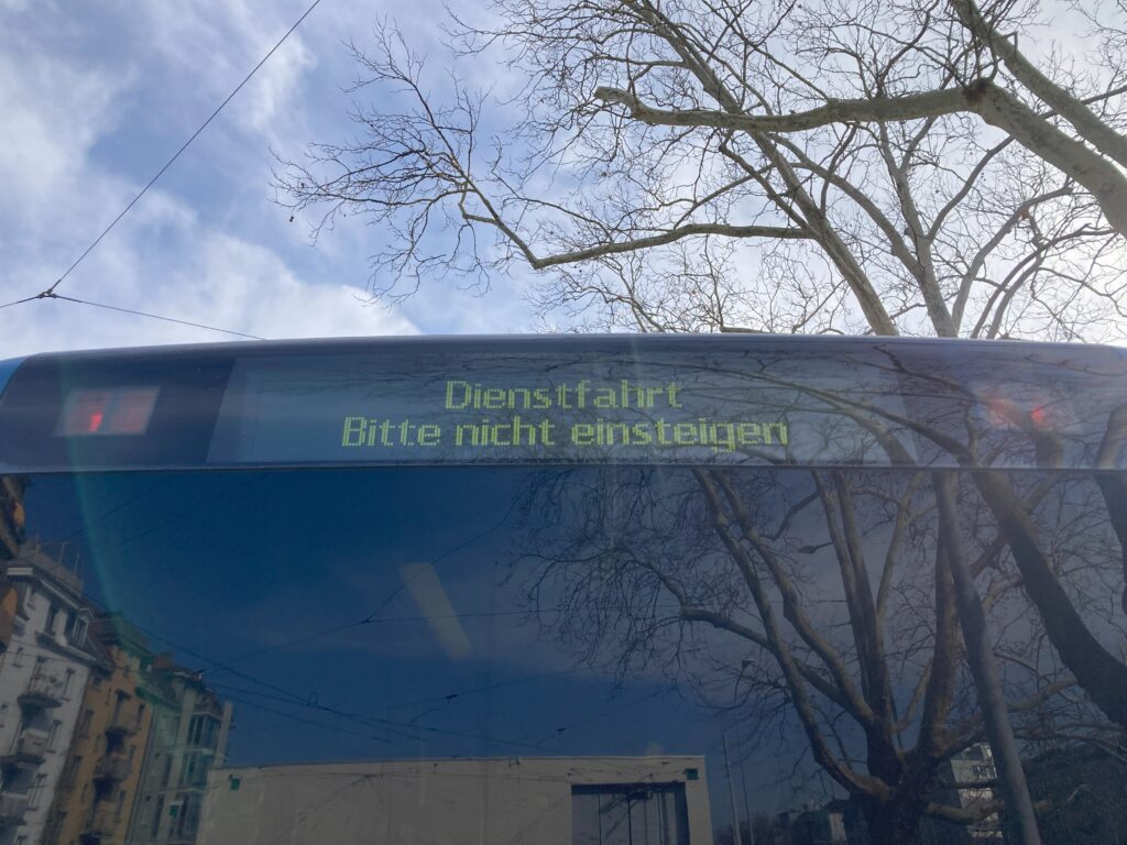 VBZ-Busanzeigen: Bus von hinten mit elektronischer Anzeige "Dienstfahrt. Bitte nicht einsteigen"