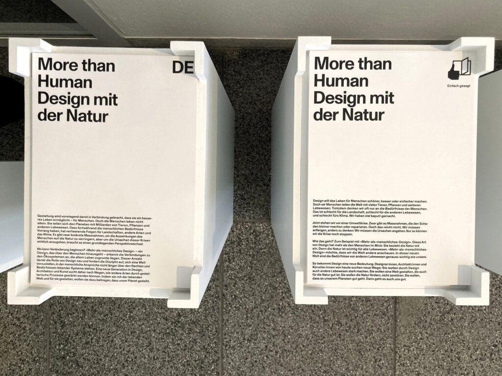 In zwei Boxen liegen Texte zur Ausstellung More than Human. Design mit der Natur: in Deutsch und Einfach gesagt